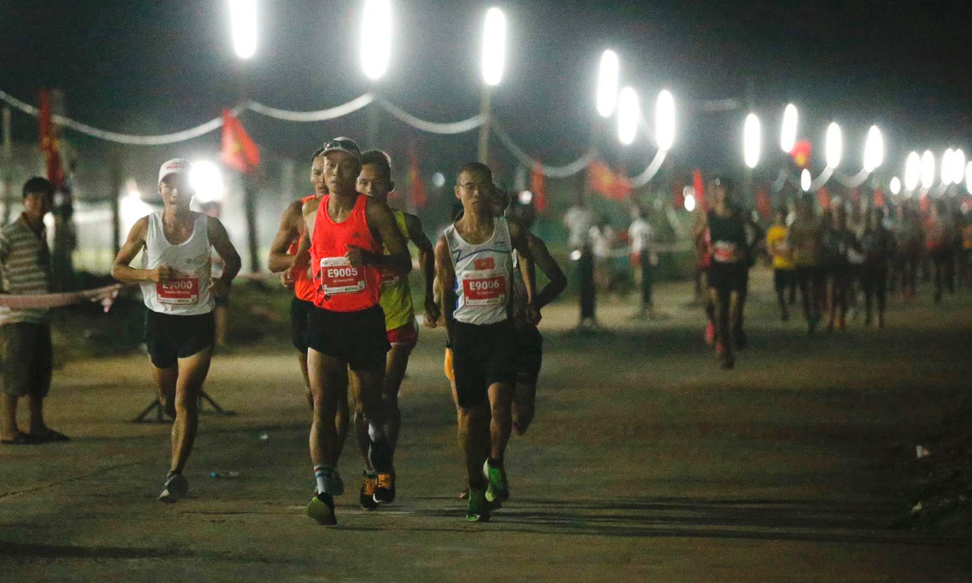 Rộn ràng bước chạy đánh thức bình minh trên đảo Lý Sơn ảnh 5