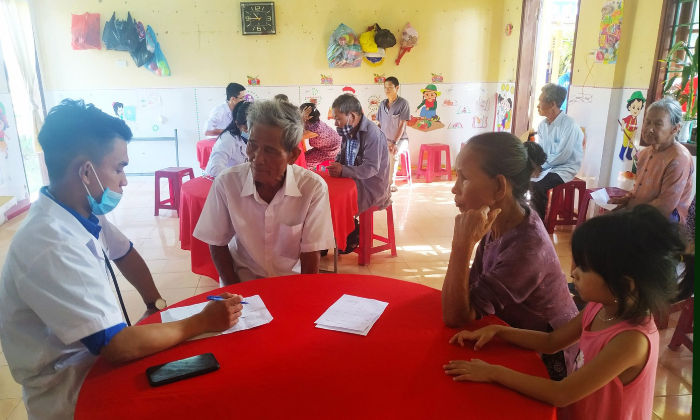 Khám bệnh, phát thuốc và tặng quà người có công ở Quảng Trị ảnh 1