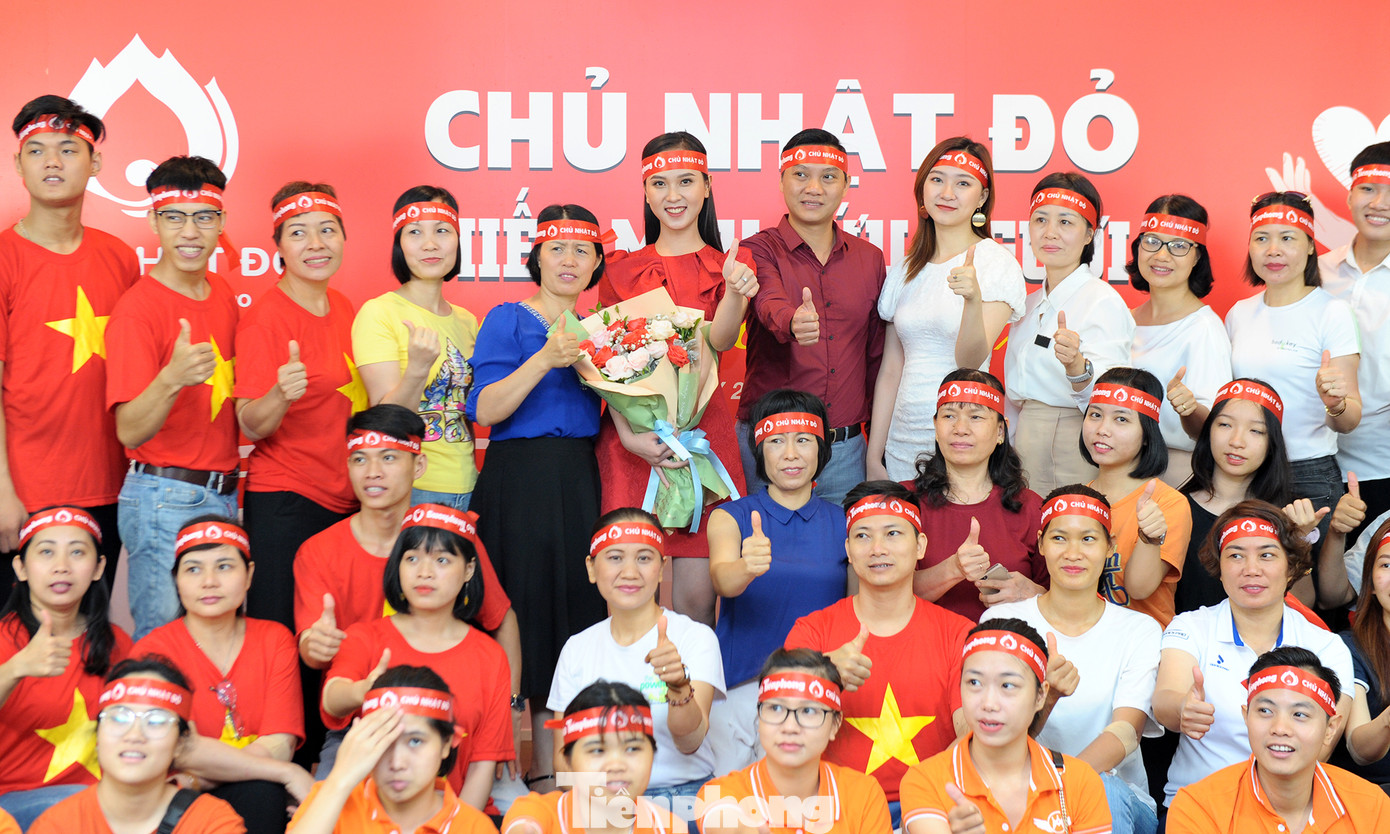 Hai người đẹp Việt Nam rạng ngời trong ngày hội hiến máu Chủ nhật Đỏ ảnh 6