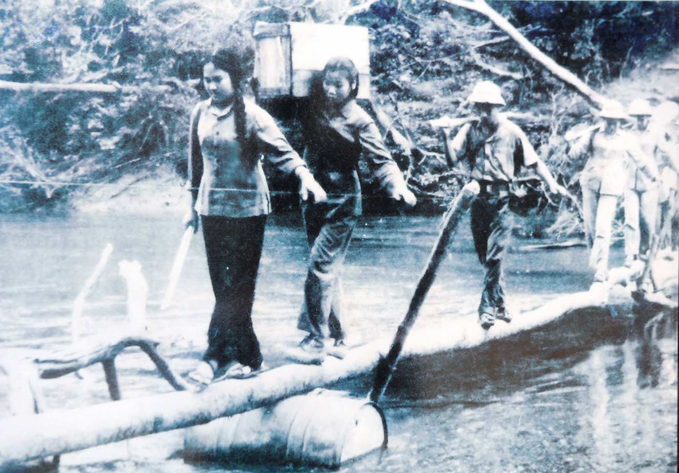 Những 'bóng hồng' thanh niên xung phong xây dựng và bảo vệ Tổ quốc ảnh 9