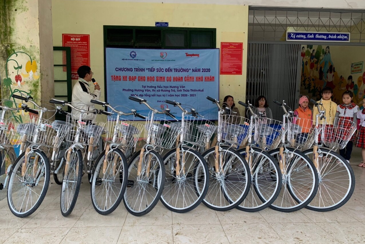 Trao 40 chiếc xe đạp tiếp sức đến trường cho học sinh vùng bão lũ miền Trung ảnh 4