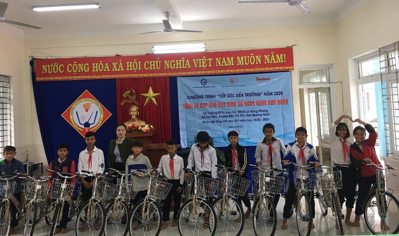 Trao 40 chiếc xe đạp tiếp sức đến trường cho học sinh vùng bão lũ miền Trung ảnh 1