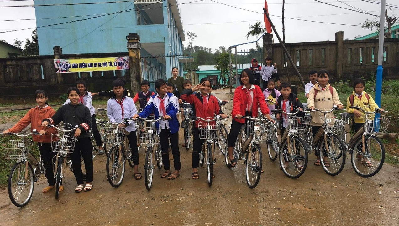 Trao 40 chiếc xe đạp tiếp sức đến trường cho học sinh vùng bão lũ miền Trung ảnh 2