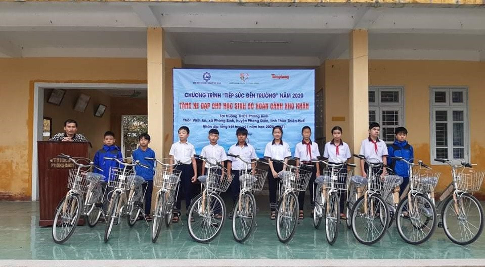 Trao 40 chiếc xe đạp tiếp sức đến trường cho học sinh vùng bão lũ miền Trung ảnh 6