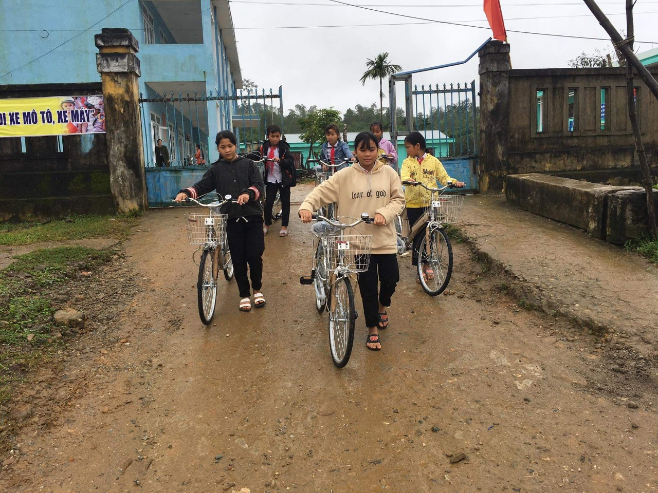 Trao 40 chiếc xe đạp tiếp sức đến trường cho học sinh vùng bão lũ miền Trung ảnh 3