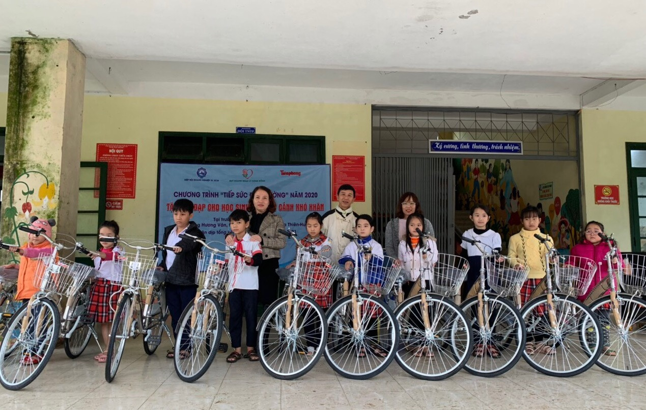 Trao 40 chiếc xe đạp tiếp sức đến trường cho học sinh vùng bão lũ miền Trung ảnh 5