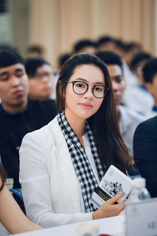 Sống tích cực mùa dịch: Á hậu Hoàng My gợi ý những sách quý nên đọc khi cách ly ở nhà ảnh 1