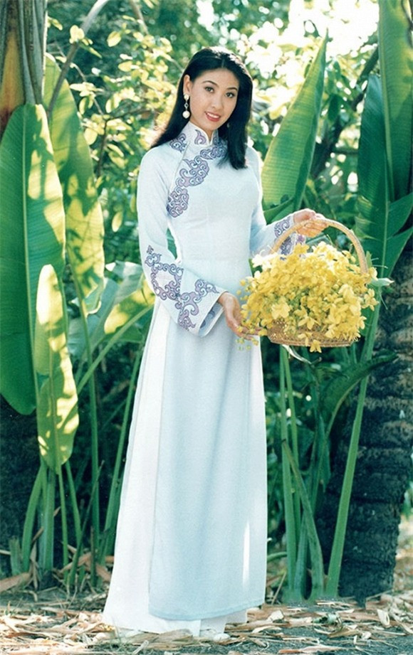 Chia sẻ ảnh gần 30 năm trước, Hà Kiều Anh được Giáng My khen 'đẹp như Kiều' ảnh 3