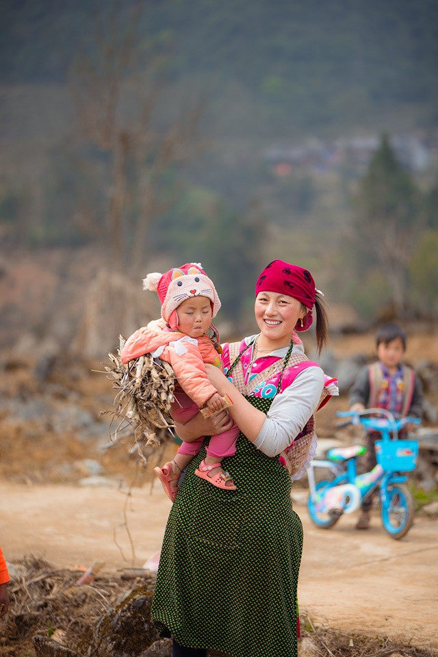 Bà mẹ 19 tuổi người Mông có nụ cười rạng rỡ ở Đồng Văn ảnh 3