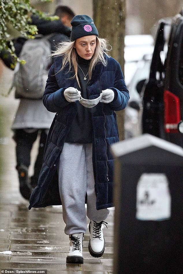 Trai đẹp nóng bỏng phim 18+ Bridgerton lộ diện bạn gái dịp Valentine ảnh 2