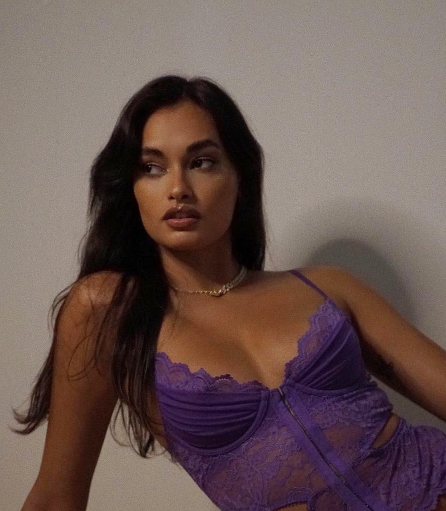 Nàng mẫu Brazil Gizele Oliveira xinh đẹp với nội y Valentine ảnh 4