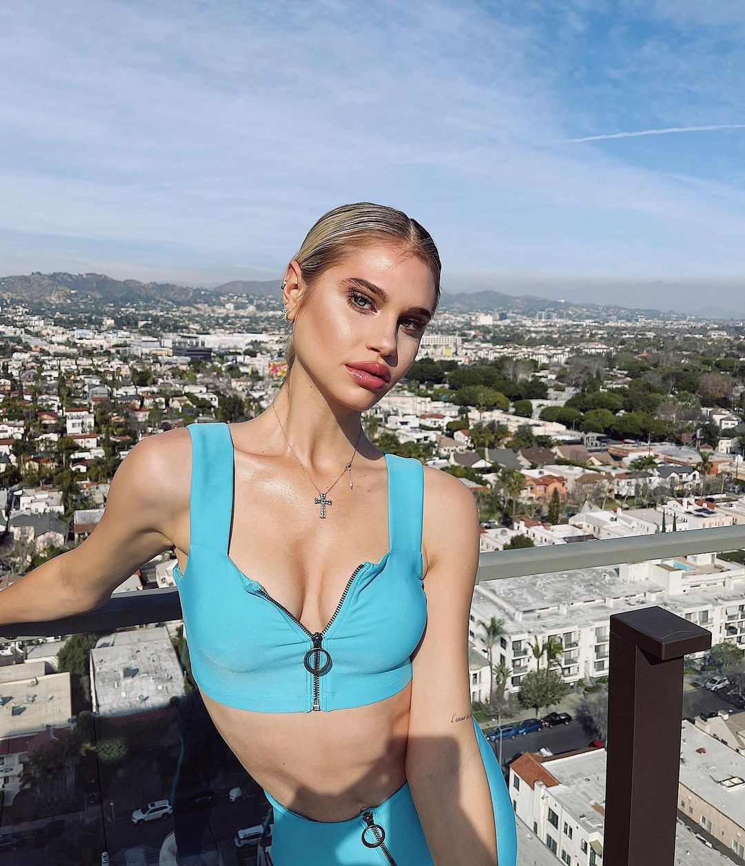 Những bức hình gợi cảm táo bạo của người mẫu Mỹ Meredith Mickelson ảnh 12