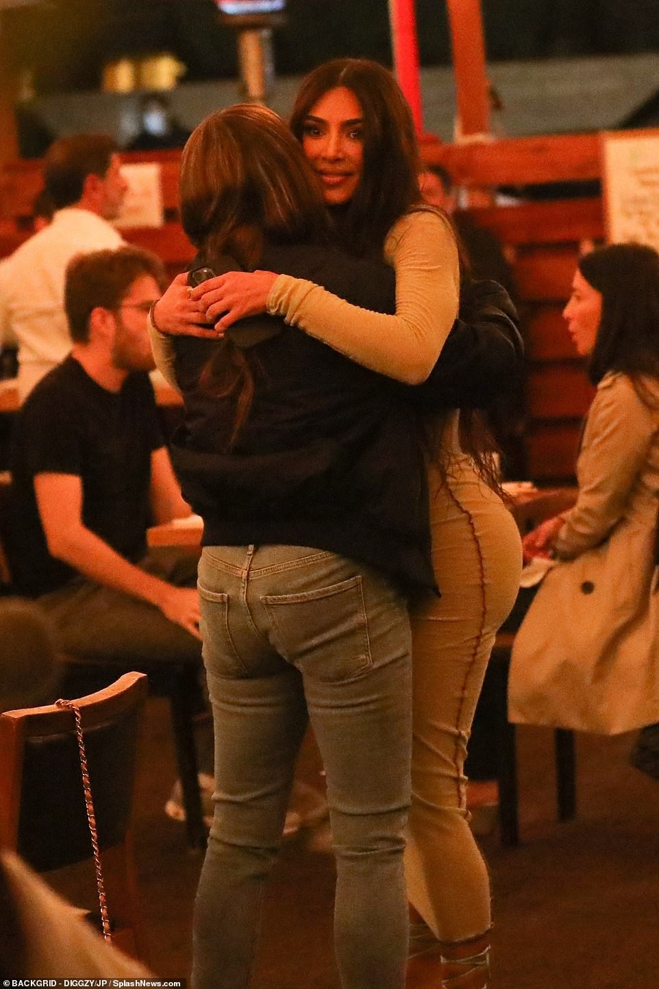 Mỹ nhân độc thân quyến rũ Kim Kardashian lần đầu lộ diện sau đệ đơn ly hôn ảnh 8