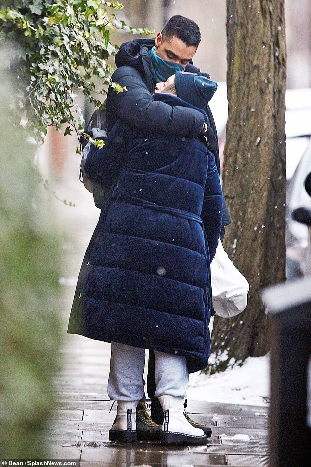 Trai đẹp nóng bỏng phim 18+ Bridgerton lộ diện bạn gái dịp Valentine ảnh 1