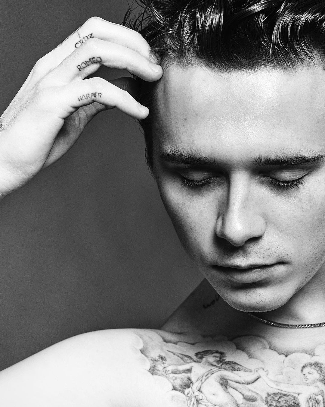 Cậu cả nhà Beckham chụp ảnh nóng bỏng cùng hôn thê ảnh 8