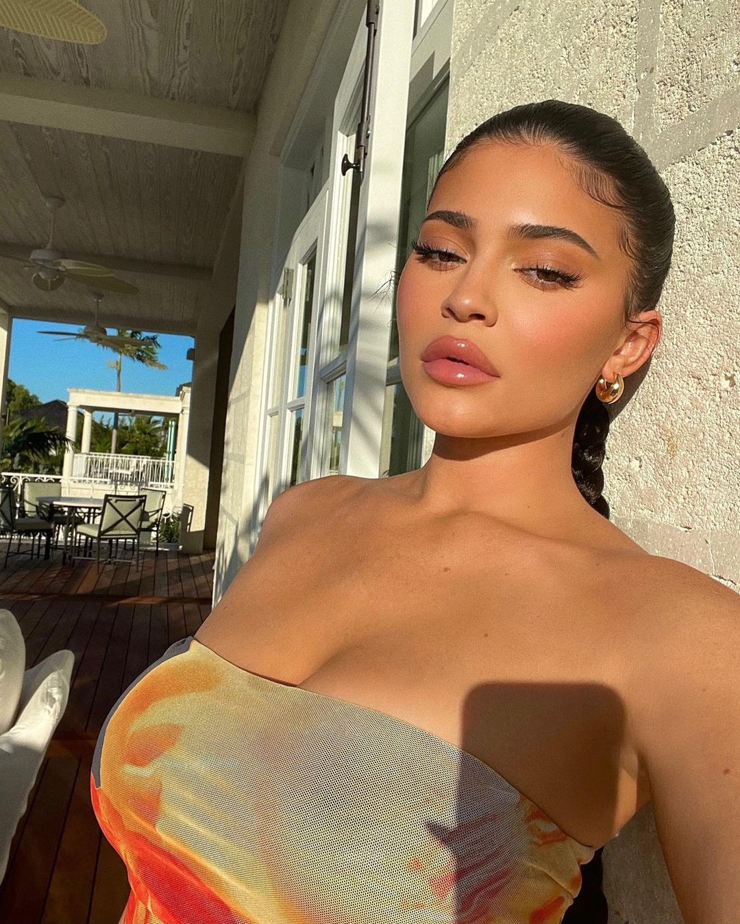 Em út 9x nhà Kardashian thả dáng 'gái một con' bốc lửa ảnh 1