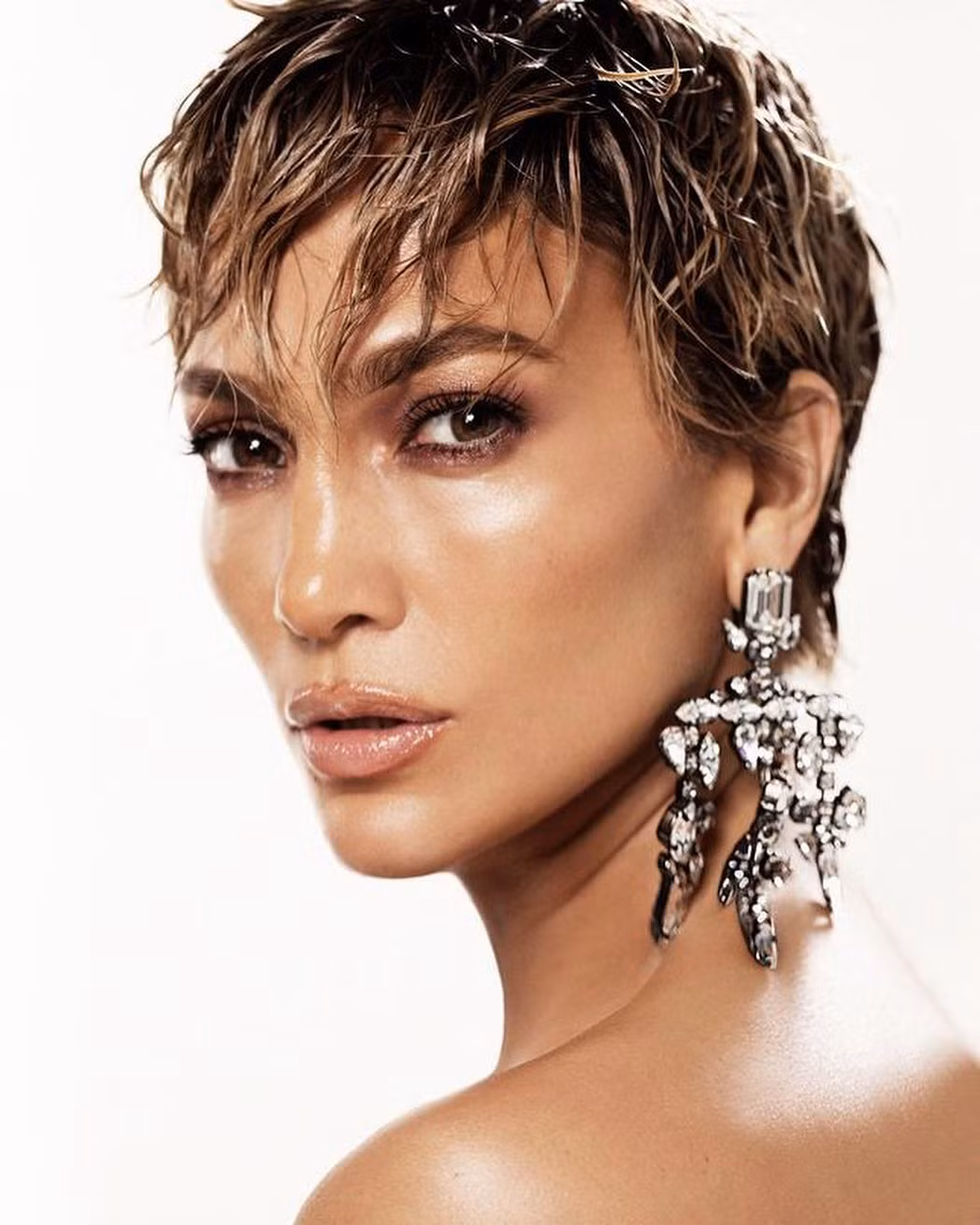 Jennifer Lopez 51 tuổi siêu nóng bỏng, tiết lộ hoãn đám cưới vì COVID-19 ảnh 2