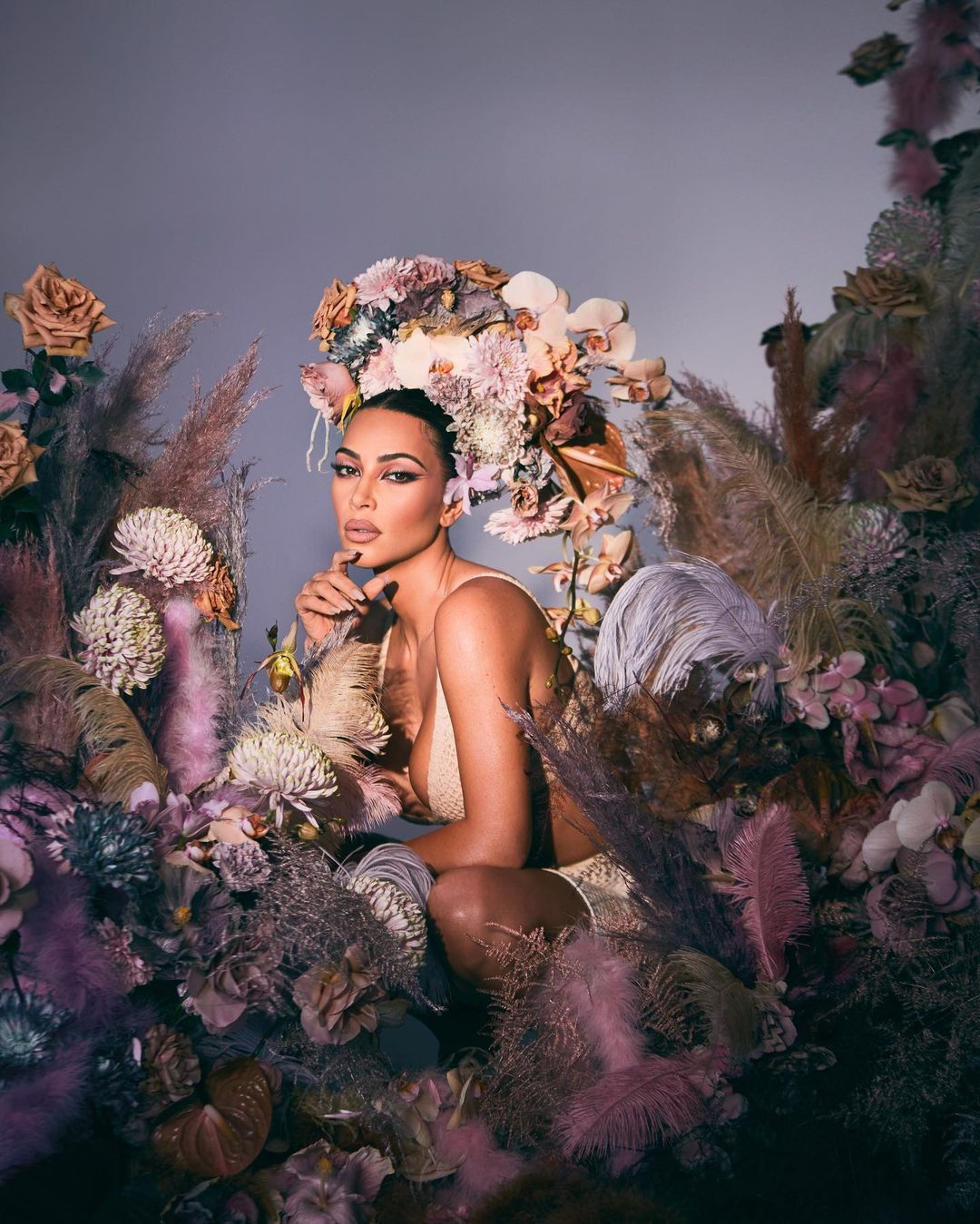Kim 'siêu vòng ba' như nữ thần gợi cảm với vương miện hoa cỡ lớn ảnh 7
