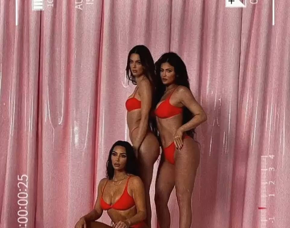 Chị em nhà Kim Kardashian gây 'bão' với nội y Valentine ảnh 3