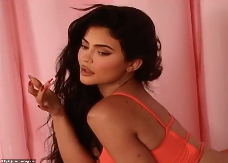 Chị em nhà Kim Kardashian gây 'bão' với nội y Valentine ảnh 8