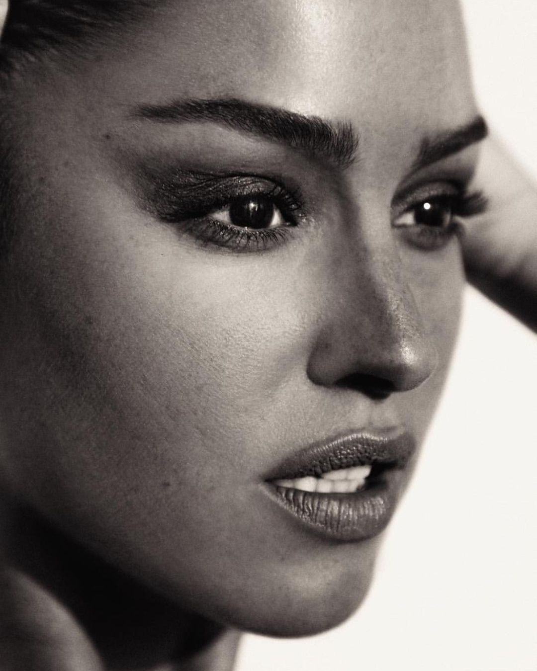 Dáng thon đẹp tuyệt mỹ của 'búp bê tóc vàng' Gigi Paris ảnh 12