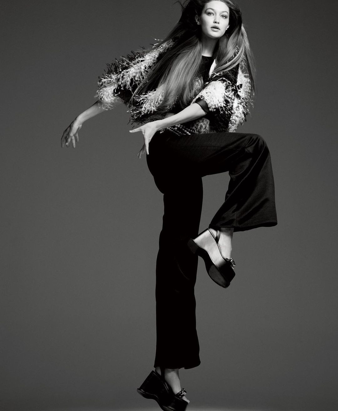 Gigi Hadid quyến rũ hút hồn khi tái xuất làng mốt sau 10 tuần sinh con ảnh 6