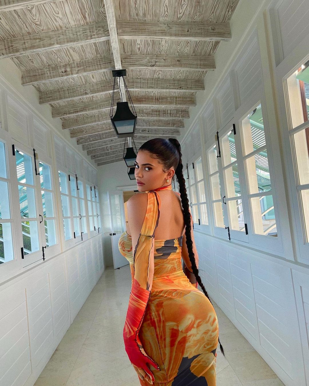 Em út 9x nhà Kardashian thả dáng 'gái một con' bốc lửa ảnh 3