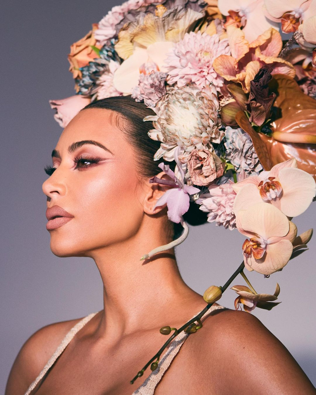 Kim 'siêu vòng ba' như nữ thần gợi cảm với vương miện hoa cỡ lớn ảnh 4