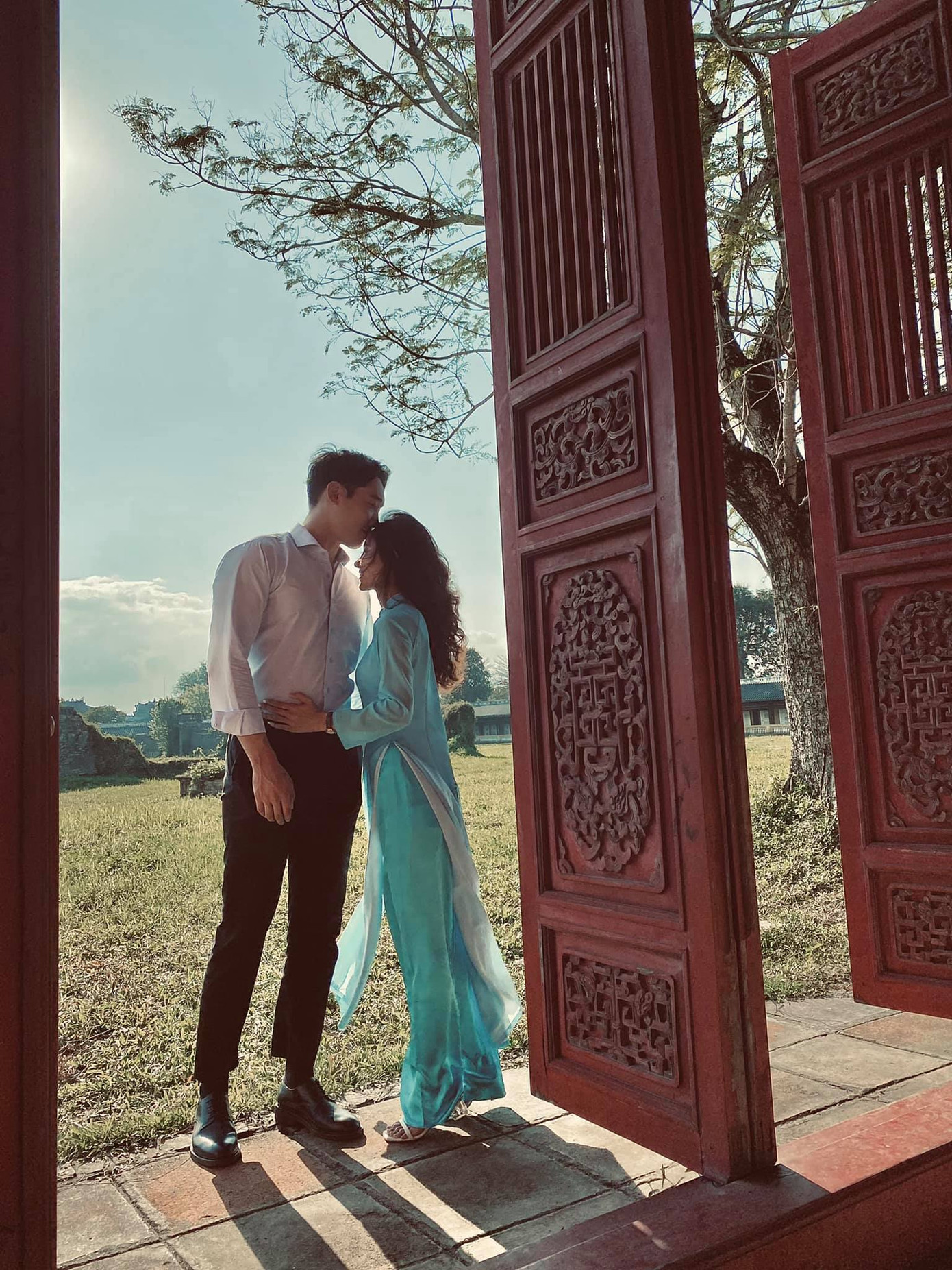 Cô gái Việt dẫn bạn trai Hàn ngắm cảnh đẹp nao lòng ở Huế ảnh 2