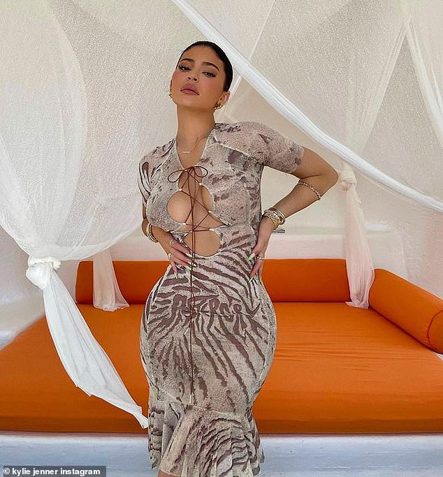 Em út 9x nhà Kardashian thả dáng 'gái một con' bốc lửa ảnh 8