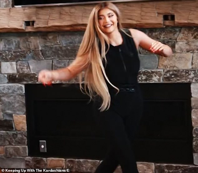 Em út 9x nhà Kardashian thả dáng 'gái một con' bốc lửa ảnh 11