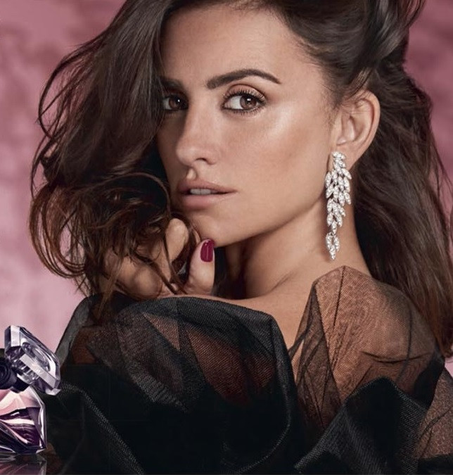 Tình cũ của Tom Cruise trẻ đẹp rực lửa tuổi U50 ảnh 7