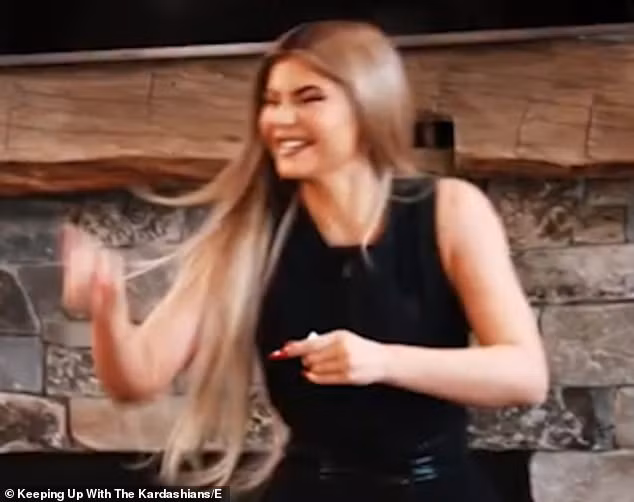 Em út 9x nhà Kardashian thả dáng 'gái một con' bốc lửa ảnh 10