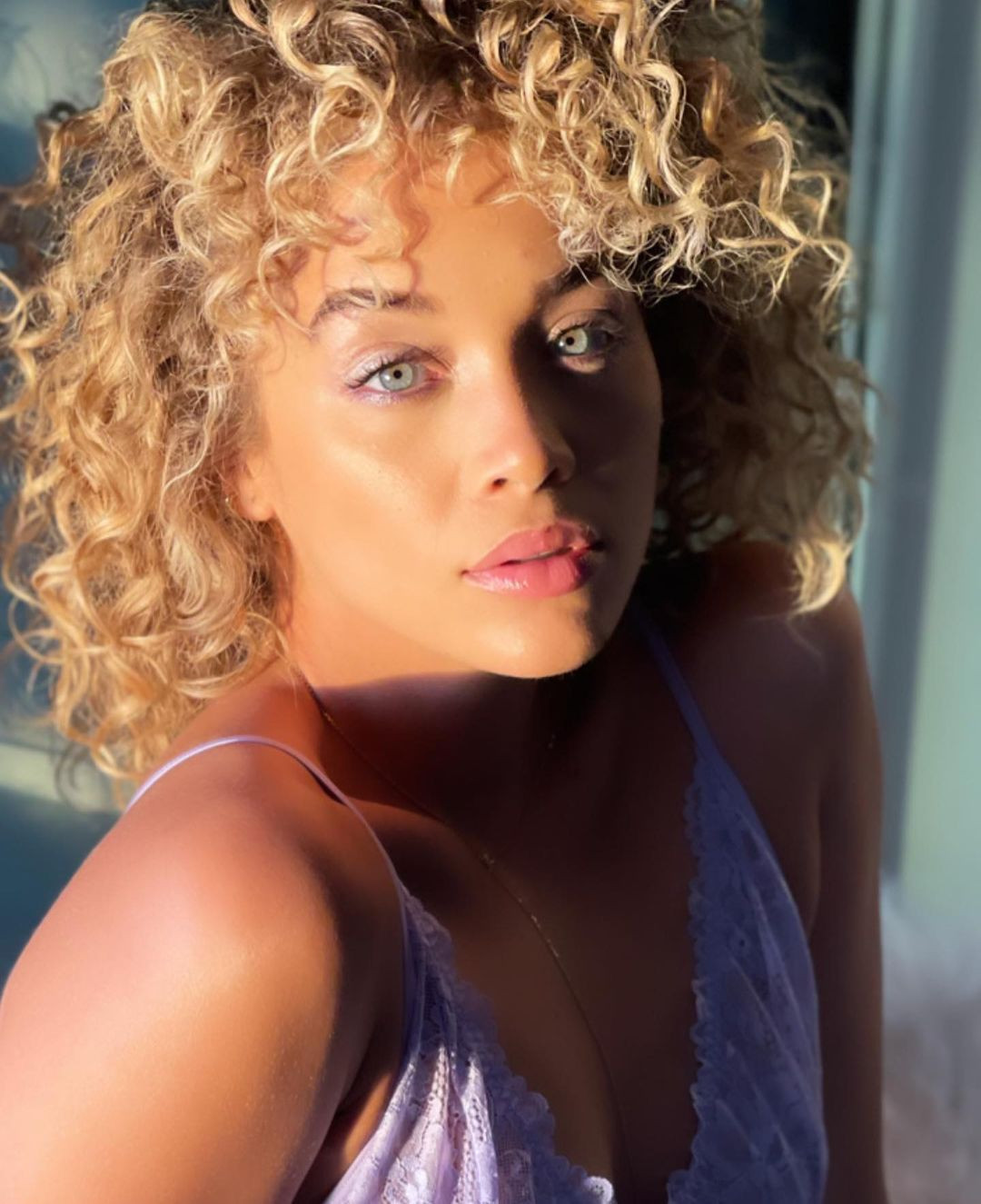 Bộ đôi người mẫu siêu gợi cảm với nội y Valentine đỏ rực ảnh 21