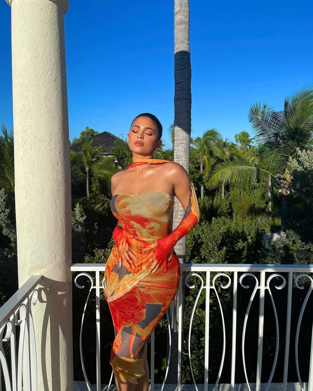 Em út 9x nhà Kardashian thả dáng 'gái một con' bốc lửa ảnh 2