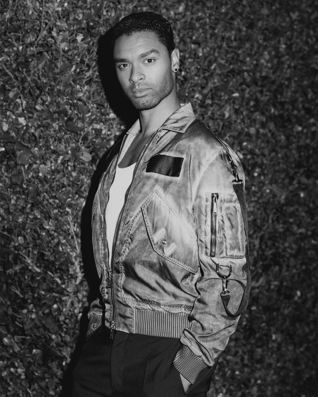 Trai đẹp nóng bỏng phim 18+ Bridgerton lộ diện bạn gái dịp Valentine ảnh 4