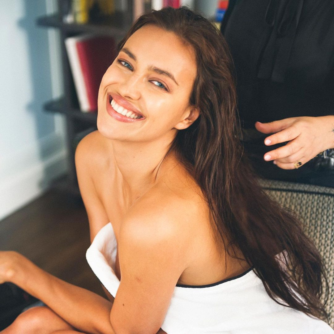 Irina Shayk táo bạo trong ảnh nude, đắp vàng trên môi ảnh 6