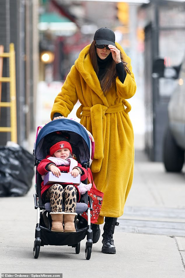 Irina Shayk táo bạo trong ảnh nude, đắp vàng trên môi ảnh 9