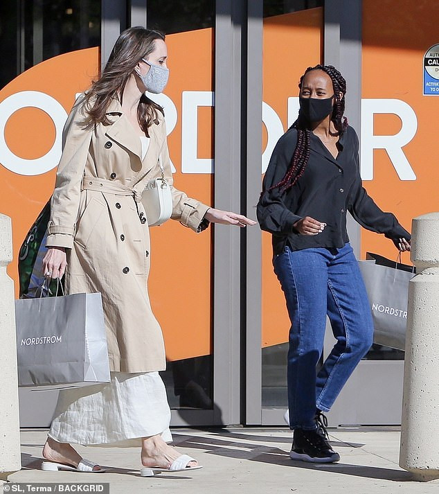 Angelina Jolie 45 tuổi quyến rũ với thần thái đỉnh cao ảnh 7