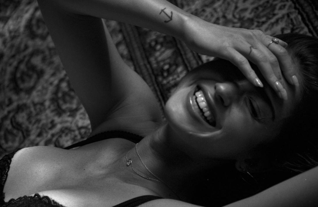 Dáng thon đẹp tuyệt mỹ của 'búp bê tóc vàng' Gigi Paris ảnh 9