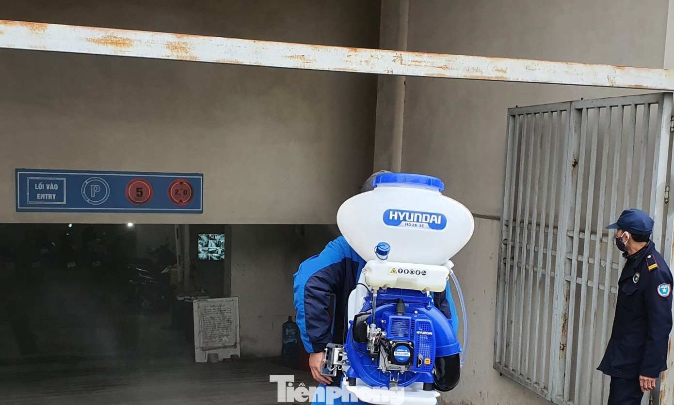 Cận cảnh phun thuốc phòng dịch virus corona ở chung cư Hà Nội ảnh 2