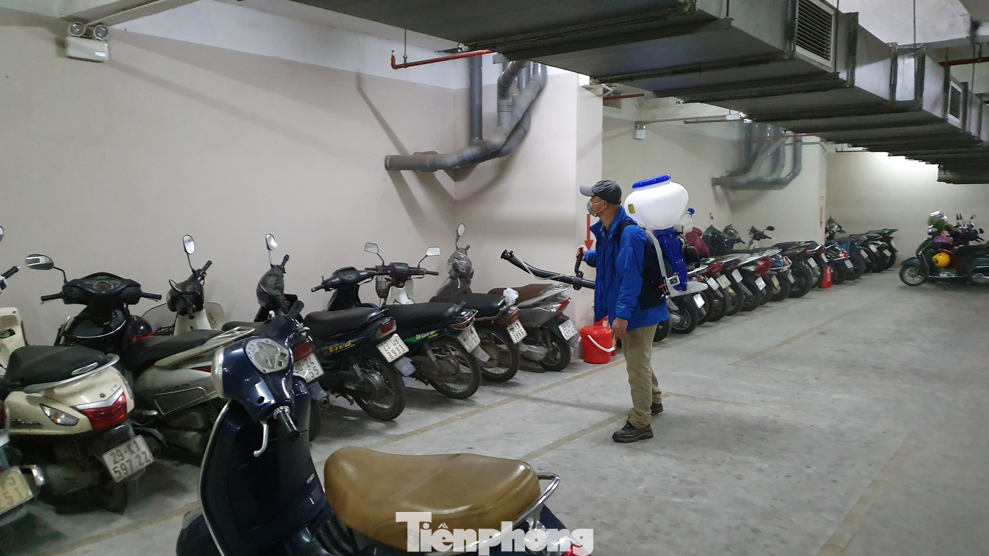 Cận cảnh phun thuốc phòng dịch virus corona ở chung cư Hà Nội ảnh 3