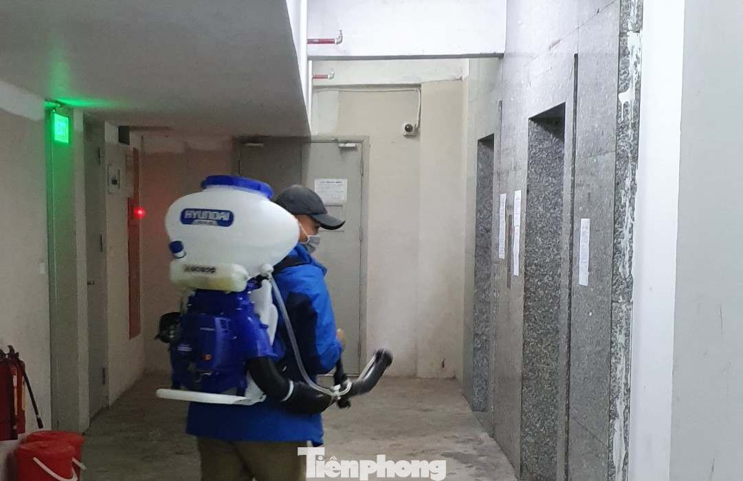 Cận cảnh phun thuốc phòng dịch virus corona ở chung cư Hà Nội ảnh 4