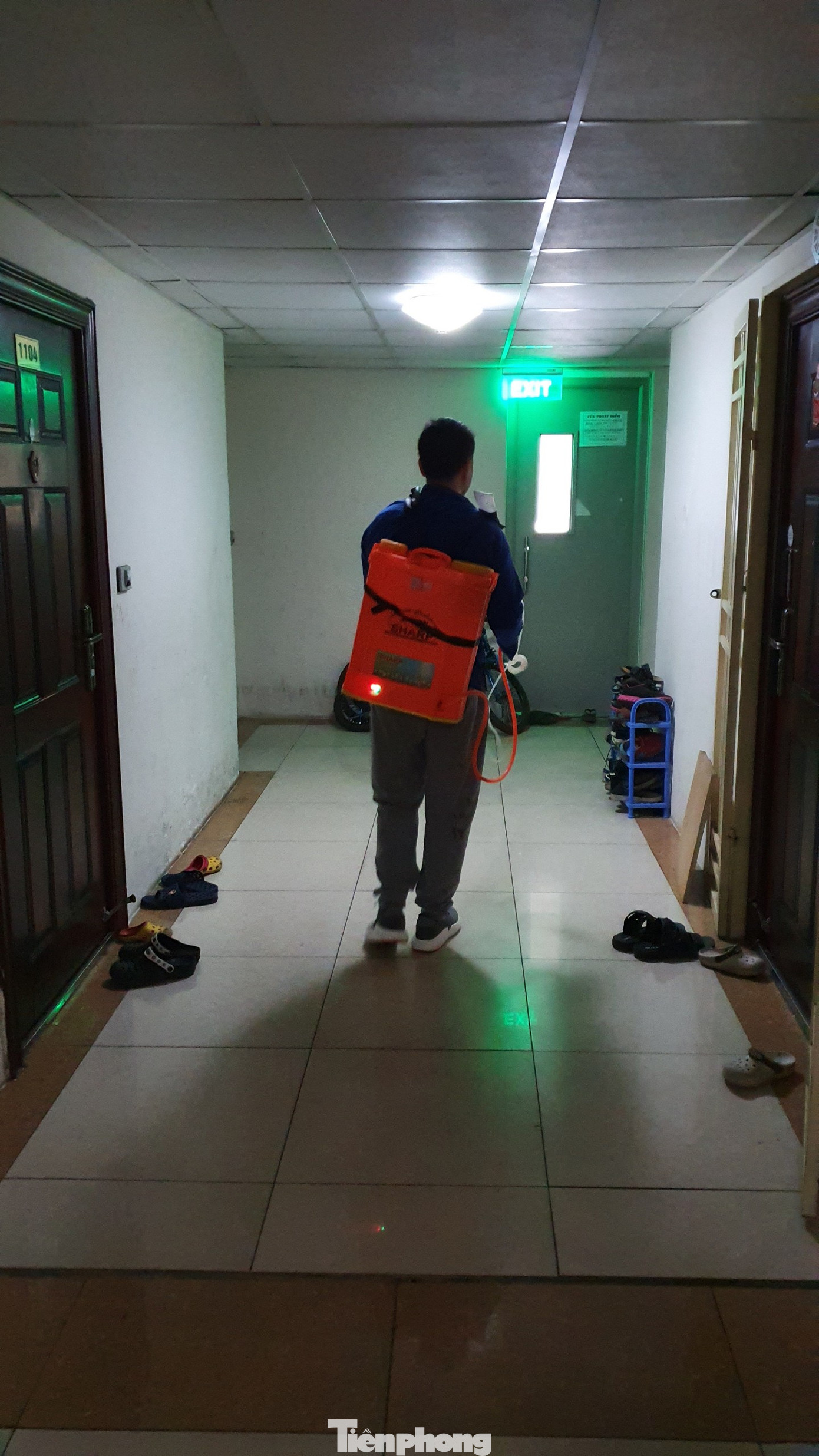 Cận cảnh phun thuốc phòng dịch virus corona ở chung cư Hà Nội ảnh 5