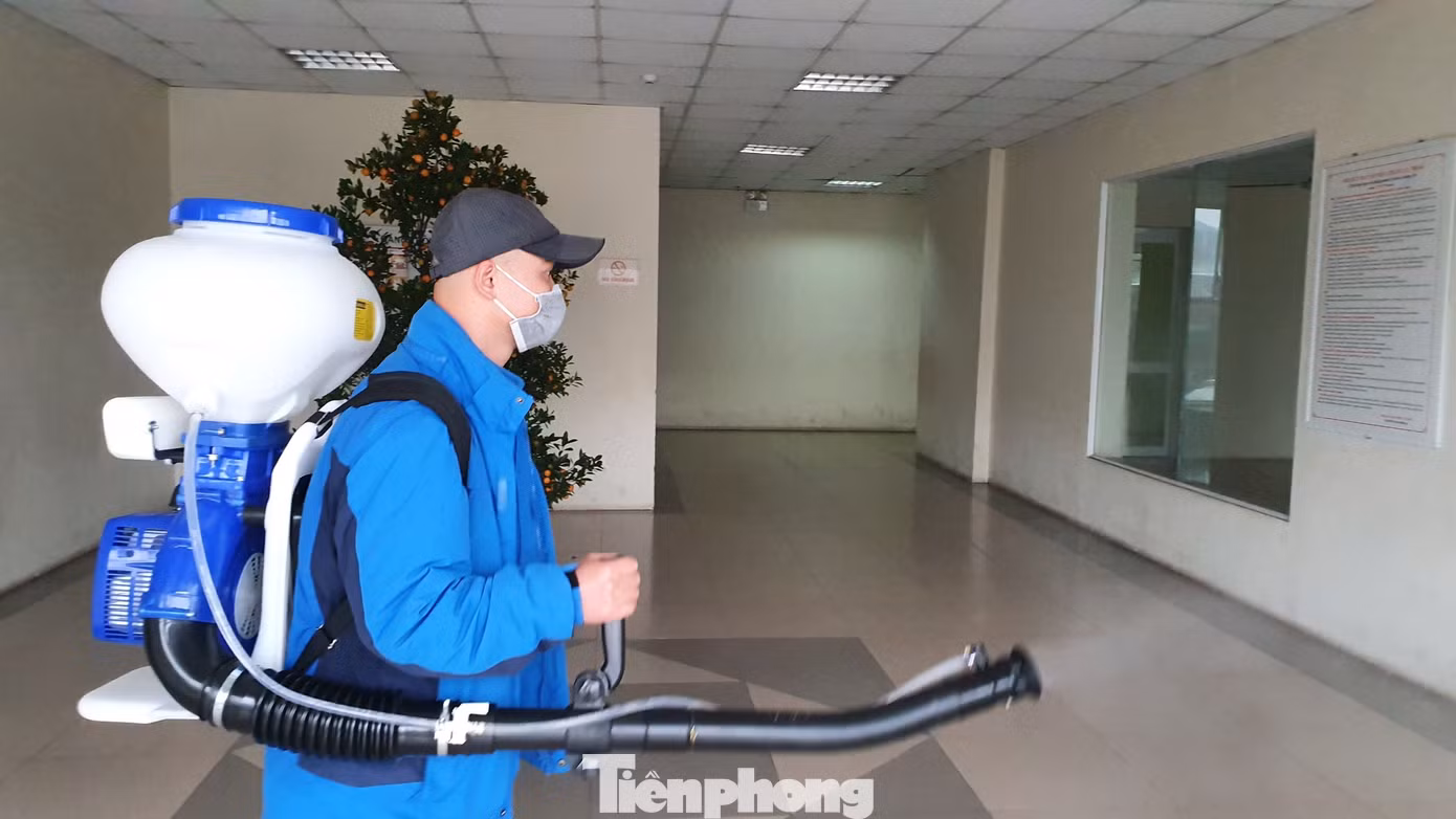 Cận cảnh phun thuốc phòng dịch virus corona ở chung cư Hà Nội ảnh 1