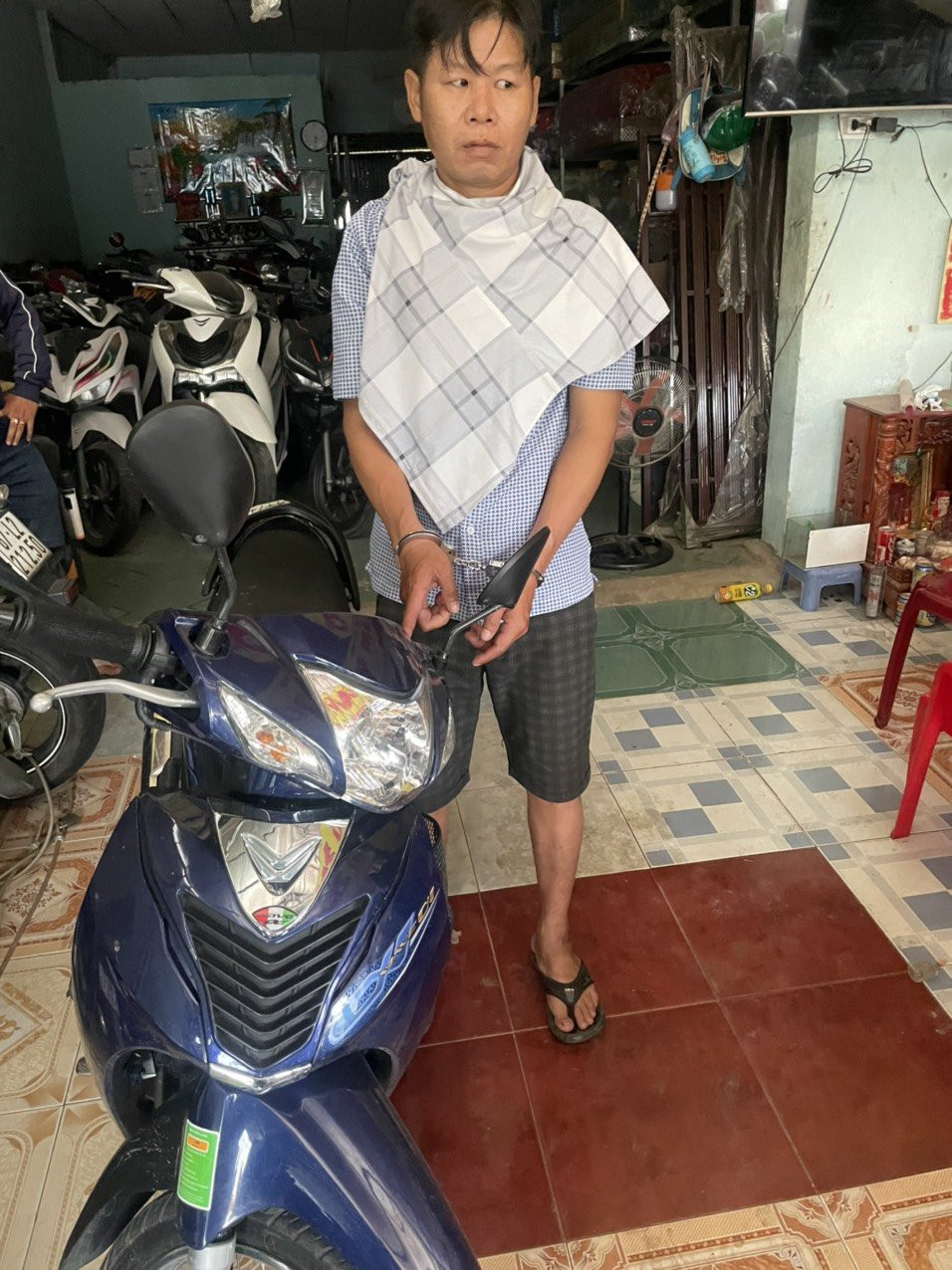 Bắt kẻ chuyên chuốc thuốc mê tài xế xe ôm, cướp tài sản ảnh 1