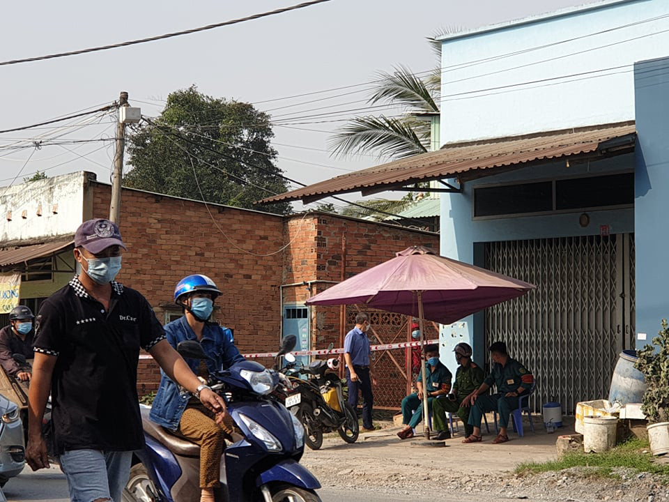 Khu vực cư ngụ của thanh niên nhập cảnh trái phép bị phong tỏa. Phong tỏa khu vực liên quan thanh niên nhập cảnh trái phép cùng 2 ca mắc COVID-19 ảnh 1