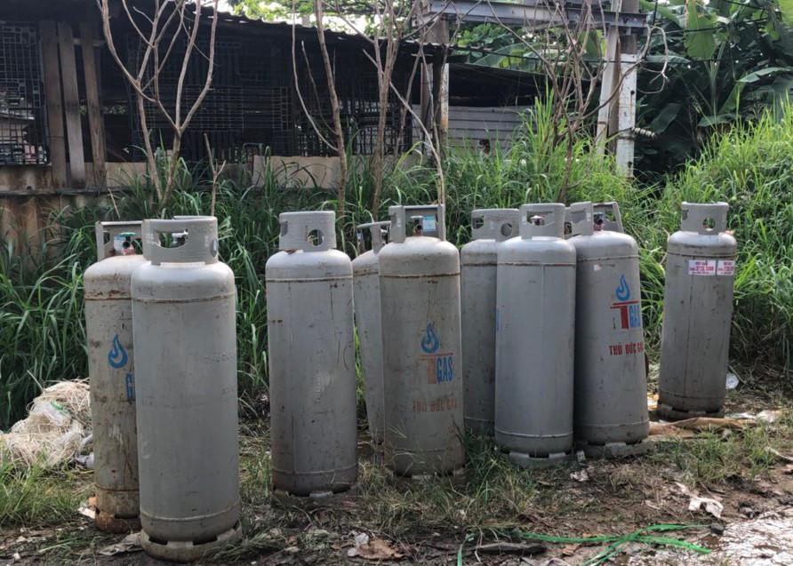 Xưởng gỗ ở Sài Gòn cháy ngùn ngụt ảnh 2