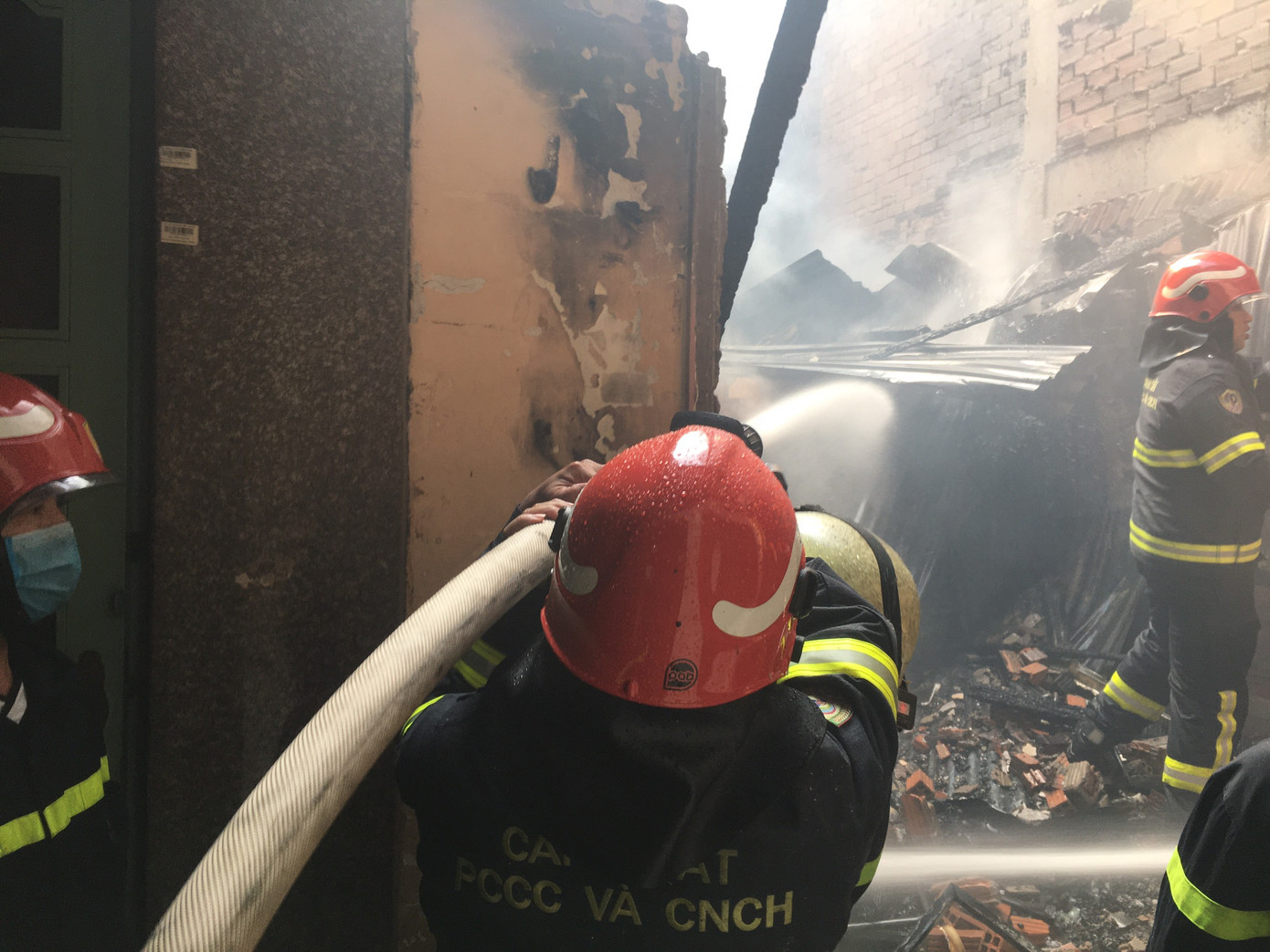 Cháy nhà sát chợ ở trung tâm TPHCM, cả khu phố náo loạn ảnh 1