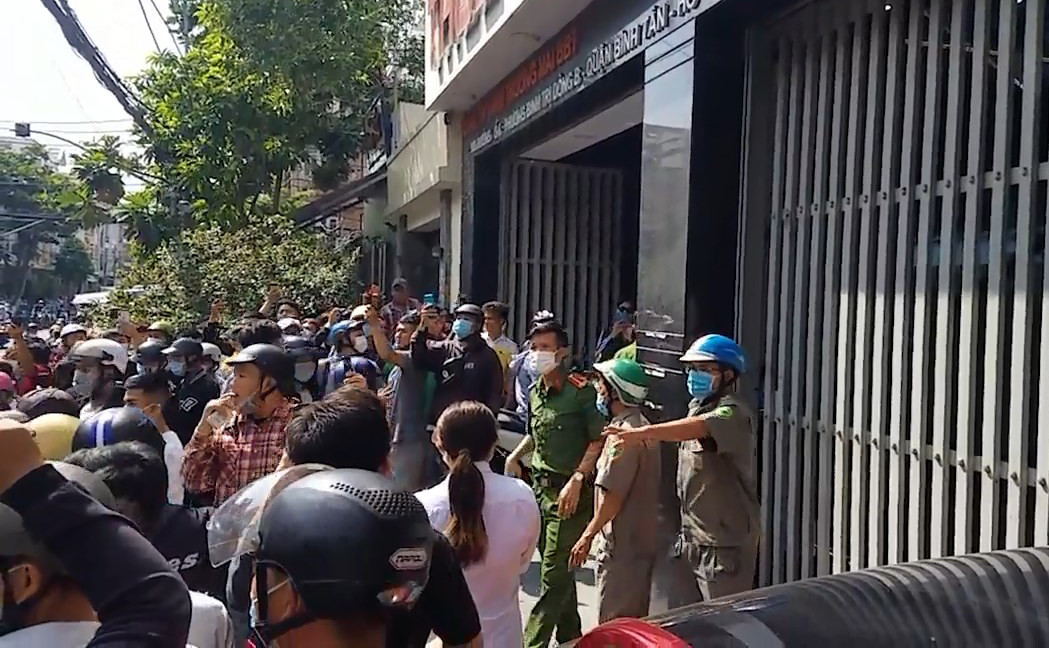 Hàng trăm người vây kín phòng tập của gymer phát ngôn xúc phạm vợ nghệ sĩ Chí Tài ảnh 1